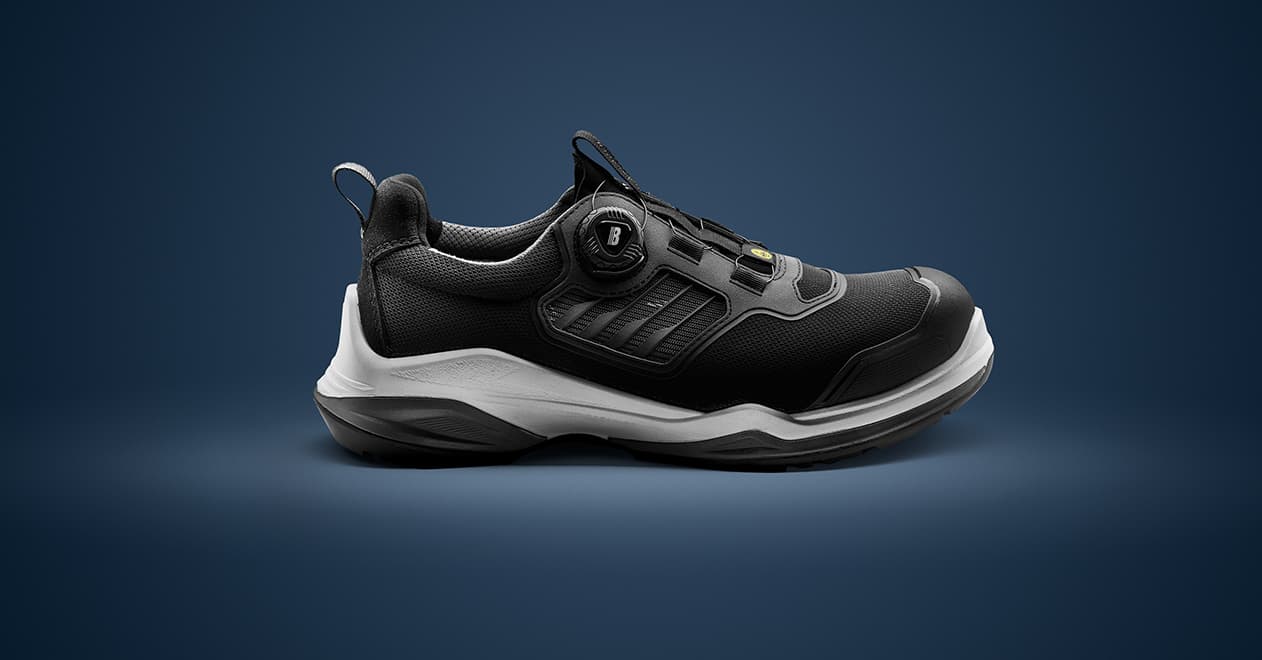 2487_Striker_Shoe